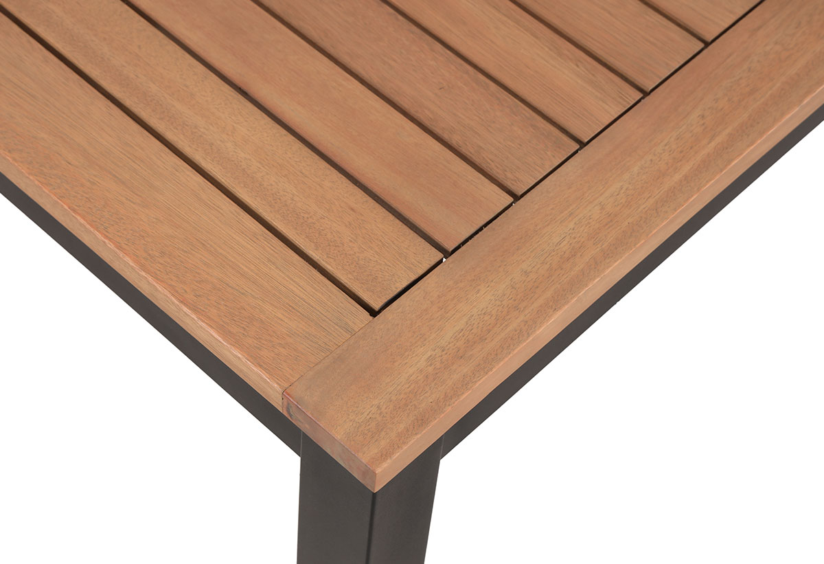 Απεικονίζεται το τραπέζι